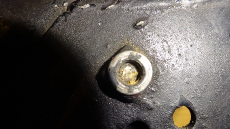 Einige Schrauben sind abgerissen und müsen vorsichtig ausgebohrt werden